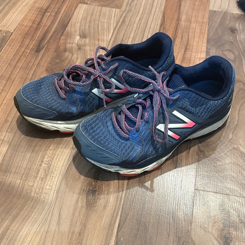 New Balance 670v5 Women's Size 9 Running Shoes Blue Pink - Picture 1 of 6